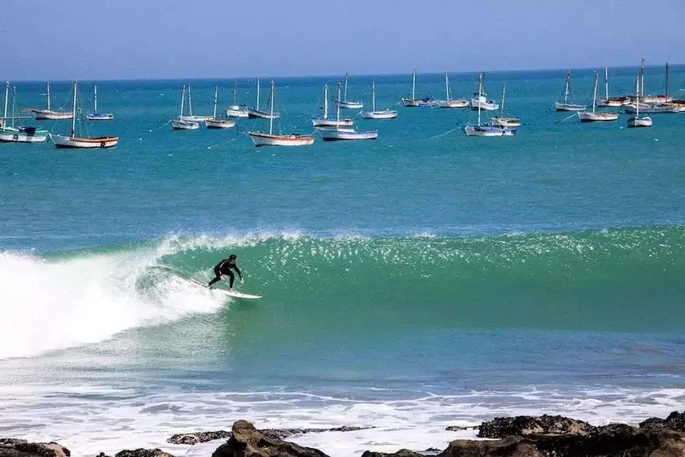 Backpackers surfing in Peru’s top beaches: Lima, Huanchaco, Lobitos, Máncora