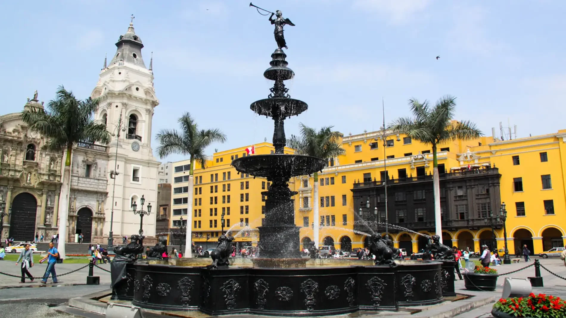 Plaza Mayor of Lima with colonial buildings and fountain.